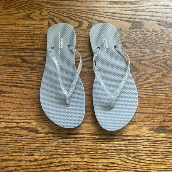NWOT Old Navy Grey/Silver Flip Flops Size: 7-8 - Picture 1 of 3